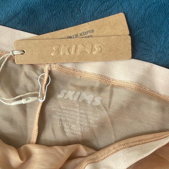 Skims mid thigh short shape wear - Picture 4 of 5